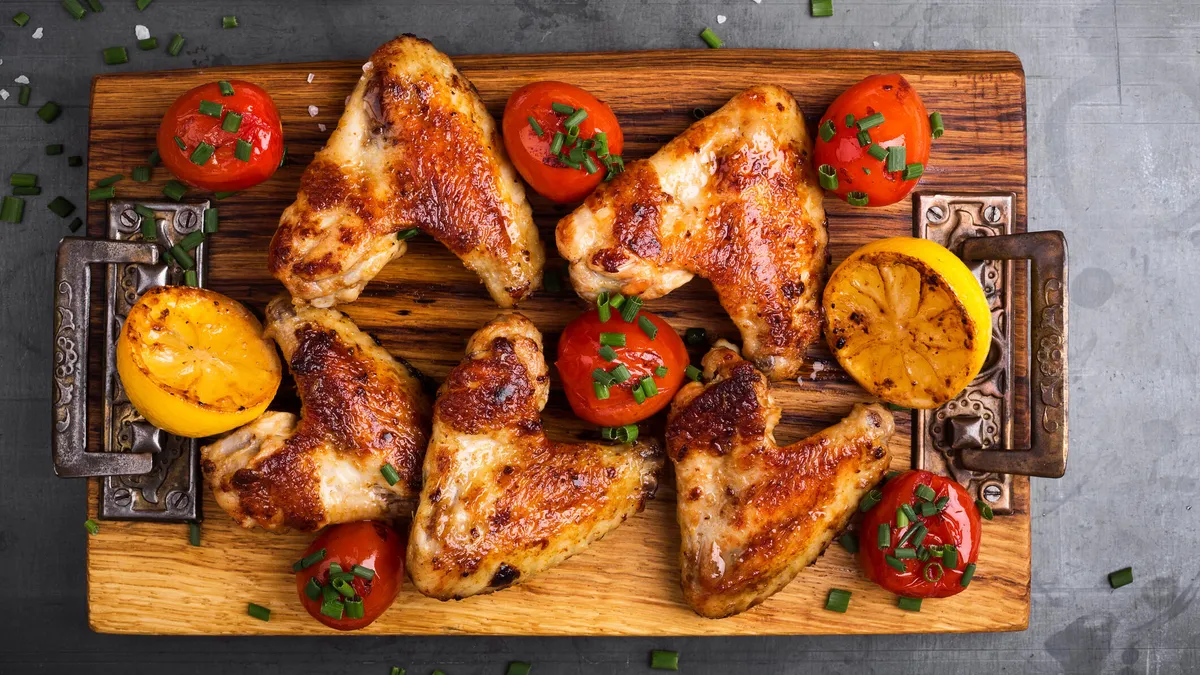 Receita clássica de frango Cornell completa 75 anos e continua imbatível no churrasco - Imagem do artigo