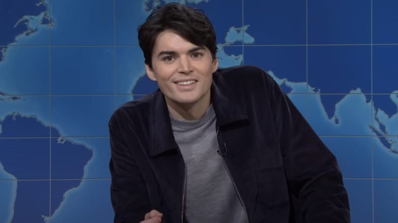 Michael Longfellow deixa o SNL e reforça mudança no elenco - Imagem do artigo original