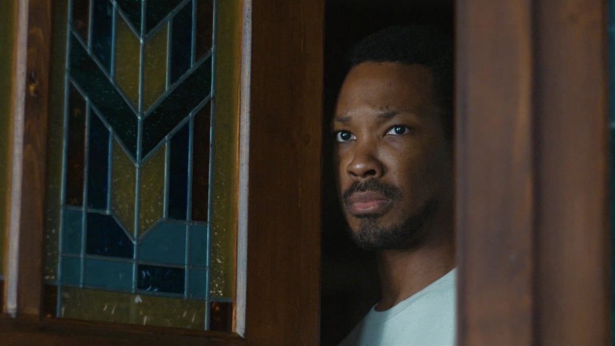 Trailer de “The Man in My Basement” reúne Corey Hawkins e Willem Dafoe em suspense psicológico que estreia no TIFF 2025 - Imagem do artigo original