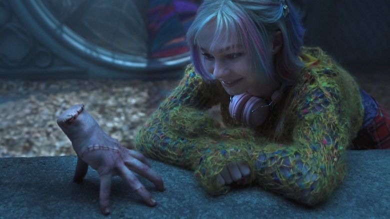 Final de Wednesday revela origem sombria de Thing e muda rumo da série - Imagem do artigo original