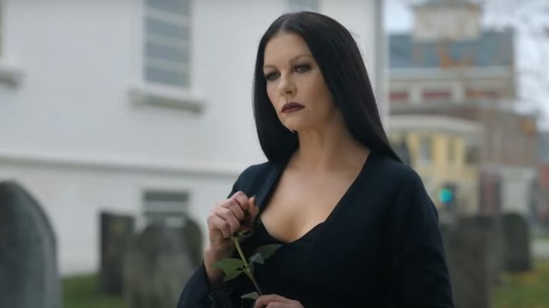 Catherine Zeta-Jones sugere série solo de Morticia após sucesso de Wednesday - Imagem do artigo original
