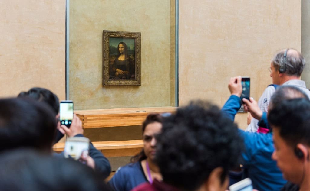 Falhas de segurança expõem vulnerabilidade histórica no sistema de vigilância do Louvre - Imagem do artigo