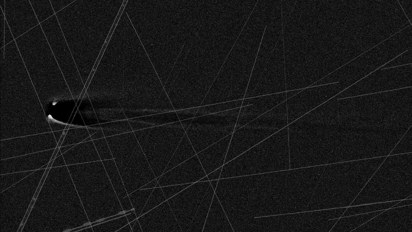 Satélites desafiam fotos do Cometa Lemmon, mas empilhamento de imagens soluciona o problema - Imagem do artigo original