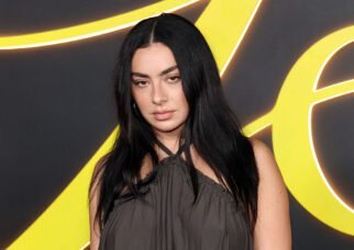 Charli XCX estreia no cinema com ‘The Moment’ e anuncia sequência de filmes para 2026 - Imagem do artigo