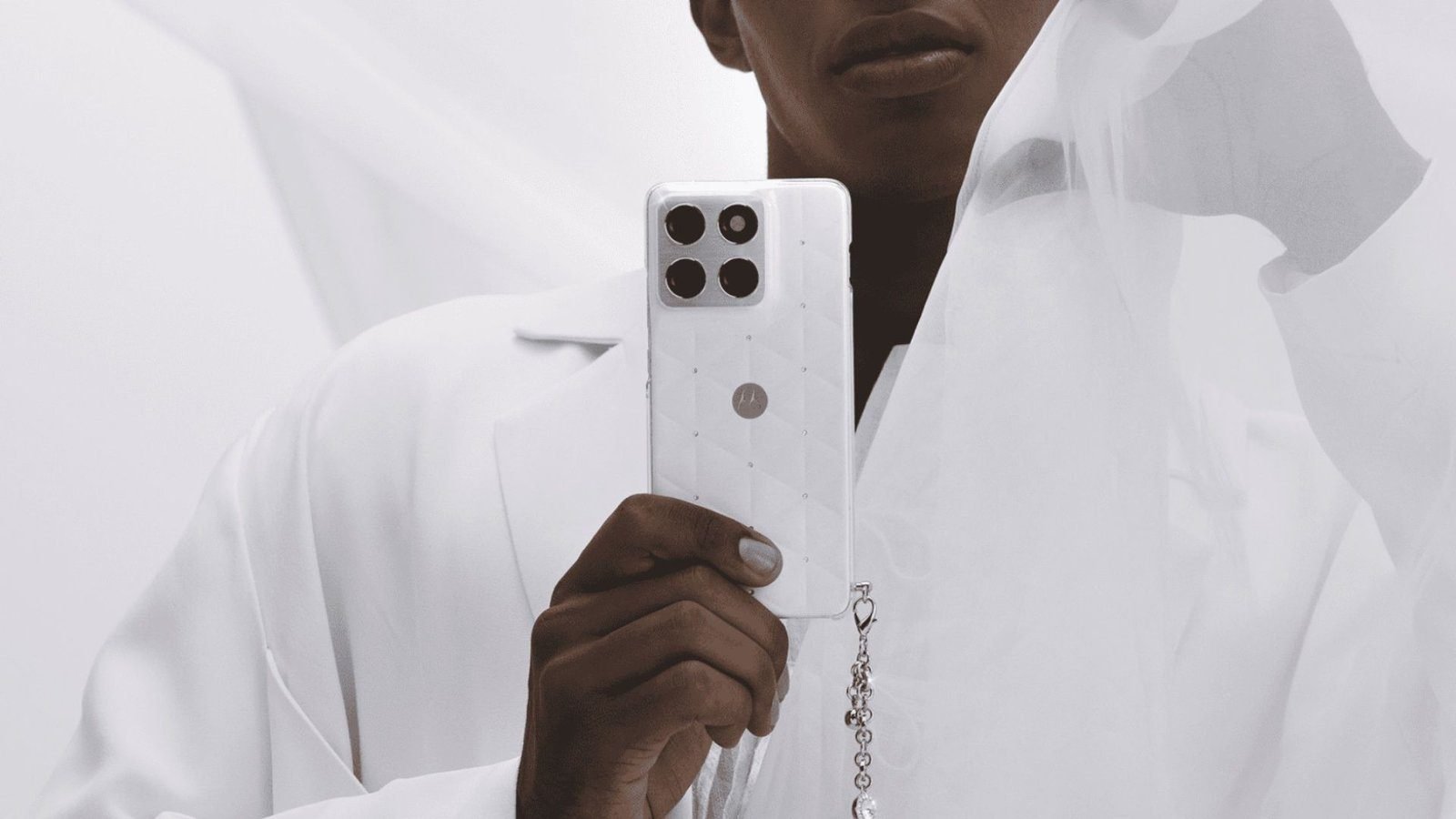 Motorola Edge 70 Cloud Dancer: luxo discreto com cristais Swarovski e ficha técnica enxuta - Imagem do artigo