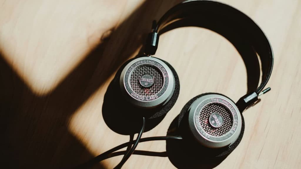 Fone Bluetooth ou com fio? Descubra o que realmente muda na qualidade de som - Imagem do artigo